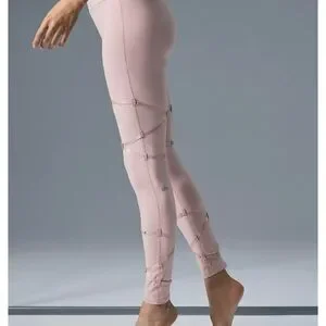 即完売レアaloyoga限定完売品タグ付新品未使用alo ballet pink Alo Yoga Alosoft Center Stage Onesie Ballet Pink new | Depop